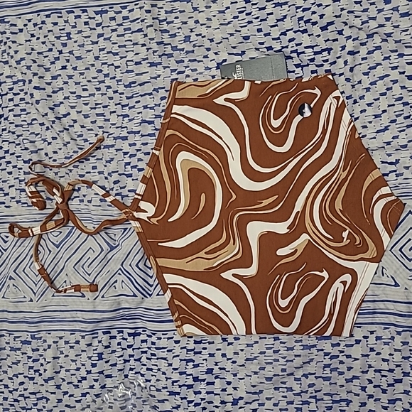 Hollister Tops - Women's Hollister Y2K Bandana Hem Halter Crop Top, size S, brown white swirl